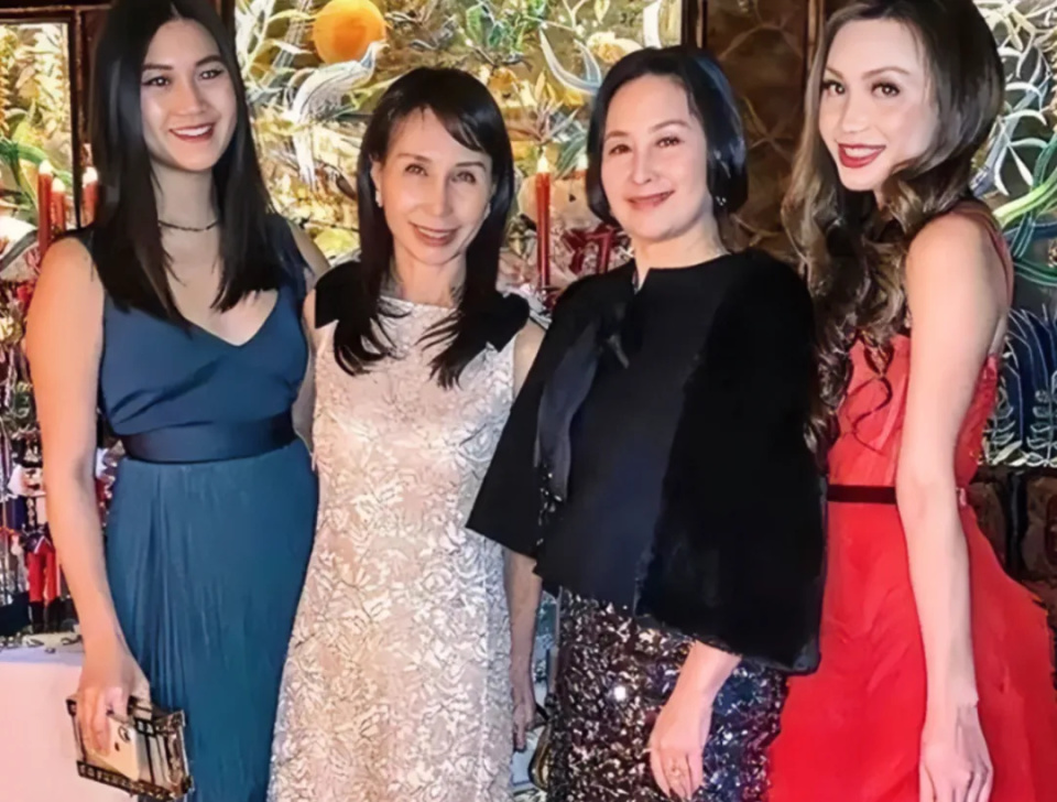 梁安琪何超凤同框差距明显，年龄同样60多岁，前者气血足后者干瘪-第12张图片-旧杳电影网