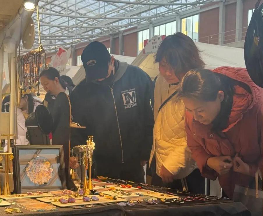 汪峰带10岁女儿北京逛集市！给森林北买耳环情侣装，醒醒离得很远-第1张图片-旧杳电影网