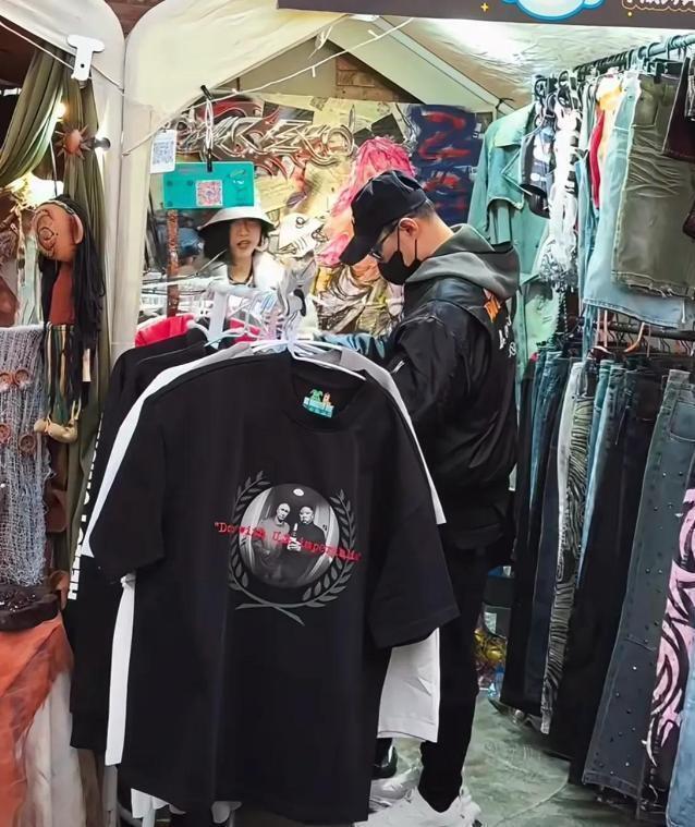 汪峰带10岁女儿北京逛集市！给森林北买耳环情侣装，醒醒离得很远-第3张图片-旧杳电影网