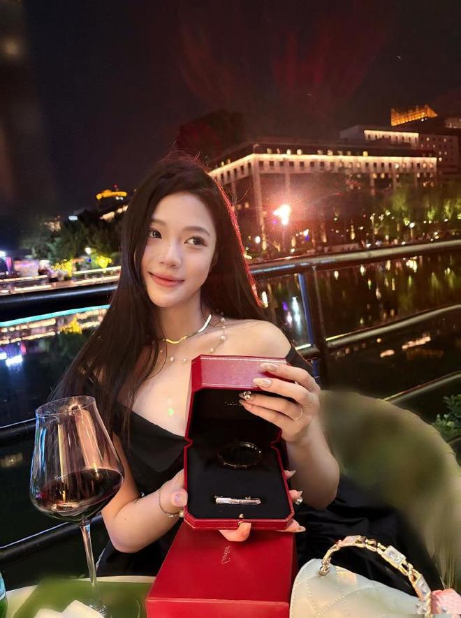 内娱金秀贤？曝顶流男星与小16岁女演员恋爱，女方回应信息量大-第7张图片-旧杳电影网