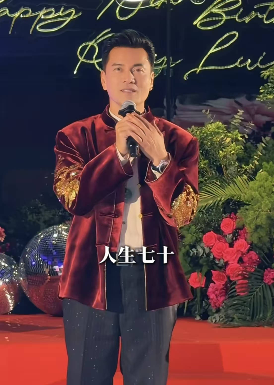 70岁吕良伟近状曝光！头发茂密声音洪亮，网友：“真是逆生长”-第1张图片-旧杳电影网