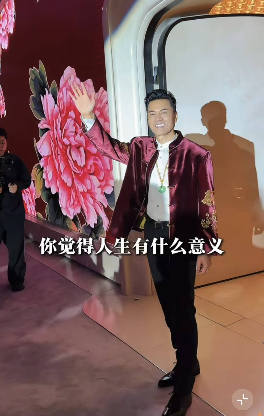 70岁吕良伟近状曝光！头发茂密声音洪亮，网友：“真是逆生长”-第3张图片-旧杳电影网