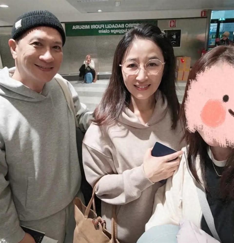 61岁关咏荷与丈夫张家辉穿情侣卫衣，气质特别好，看起来都很年轻-第1张图片-旧杳电影网