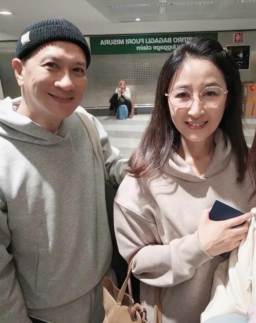 61岁关咏荷与丈夫张家辉穿情侣卫衣，气质特别好，看起来都很年轻-第2张图片-旧杳电影网
