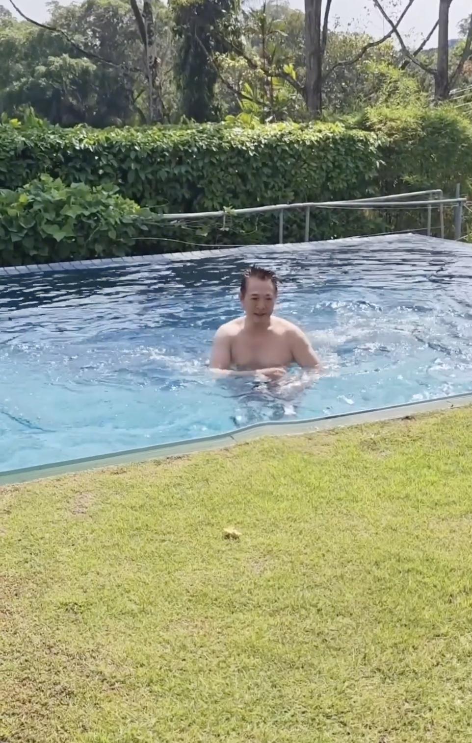 李连杰回新加坡过圣诞，抱狗与俩女儿在别墅庆祝，利智也在没露脸-第4张图片-旧杳电影网