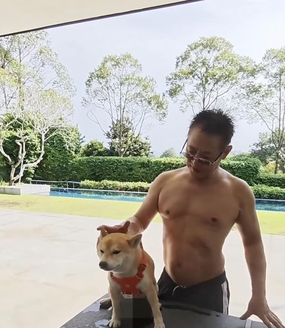 李连杰回新加坡过圣诞，抱狗与俩女儿在别墅庆祝，利智也在没露脸-第5张图片-旧杳电影网