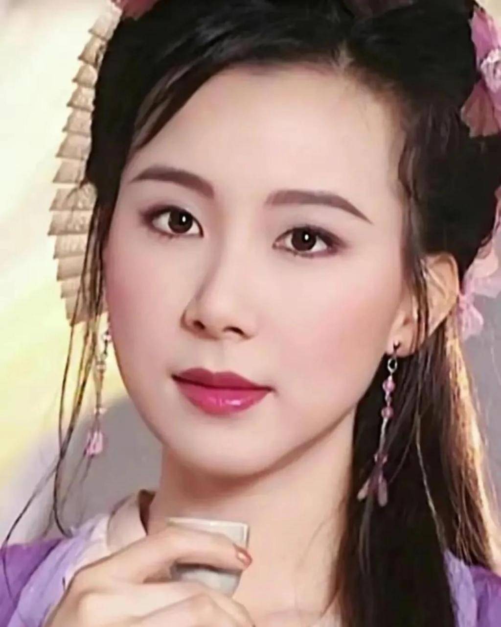 年轻风流成性，如今孤苦伶仃，57岁隐居台湾的萧蔷，开始沉迷礼佛-第5张图片-旧杳电影网