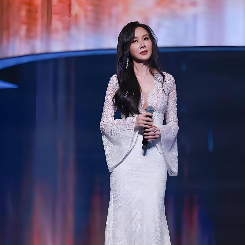 年轻风流成性，如今孤苦伶仃，57岁隐居台湾的萧蔷，开始沉迷礼佛-第12张图片-旧杳电影网