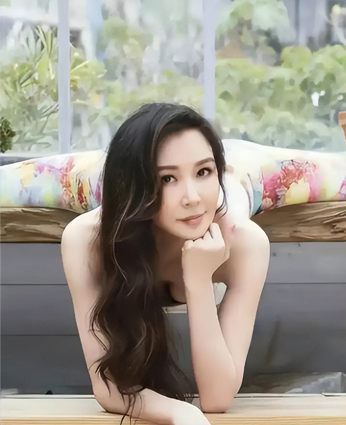 年轻风流成性，如今孤苦伶仃，57岁隐居台湾的萧蔷，开始沉迷礼佛-第13张图片-旧杳电影网