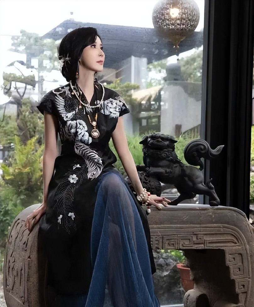 年轻风流成性，如今孤苦伶仃，57岁隐居台湾的萧蔷，开始沉迷礼佛-第14张图片-旧杳电影网