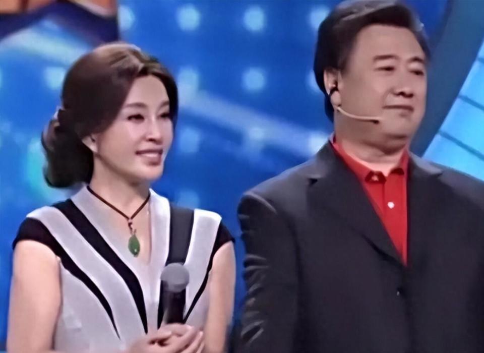 离婚34年，这次高调认爱的刘晓庆陈国军，联手给娱乐圈上了一课-第1张图片-旧杳电影网