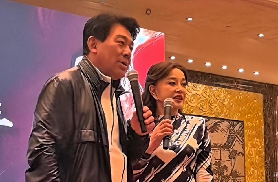 离婚34年，这次高调认爱的刘晓庆陈国军，联手给娱乐圈上了一课-第2张图片-旧杳电影网