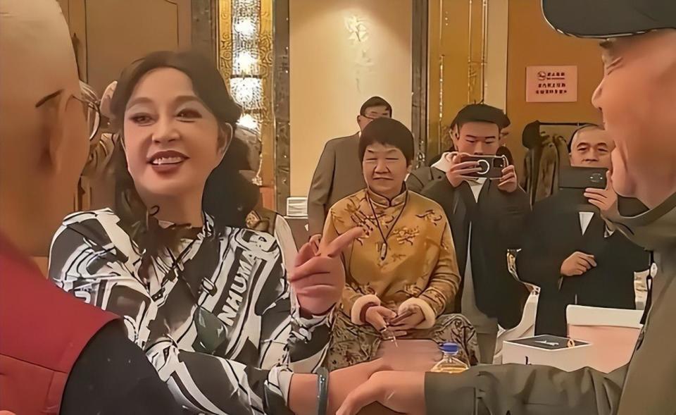 离婚34年，这次高调认爱的刘晓庆陈国军，联手给娱乐圈上了一课-第4张图片-旧杳电影网