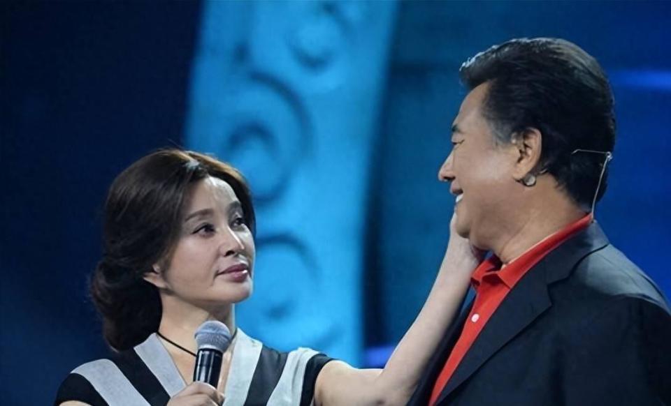 离婚34年，这次高调认爱的刘晓庆陈国军，联手给娱乐圈上了一课-第5张图片-旧杳电影网