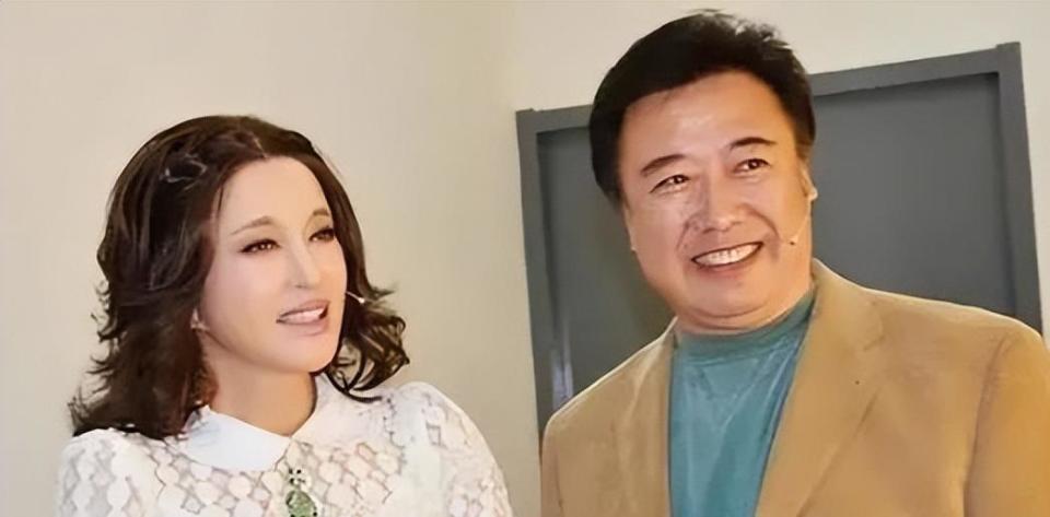 离婚34年，这次高调认爱的刘晓庆陈国军，联手给娱乐圈上了一课-第17张图片-旧杳电影网