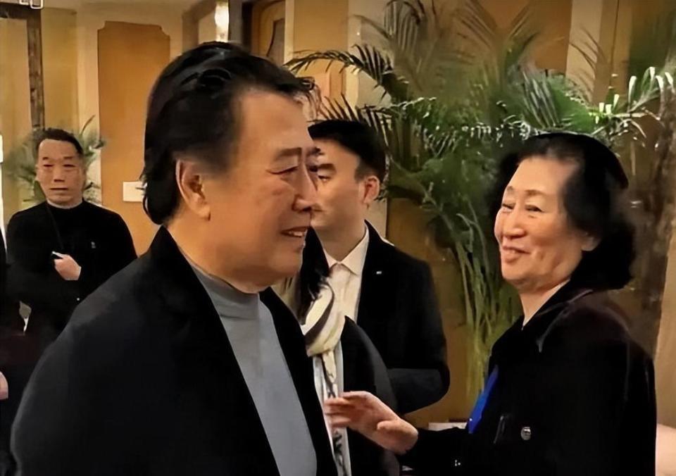 离婚34年，这次高调认爱的刘晓庆陈国军，联手给娱乐圈上了一课-第16张图片-旧杳电影网