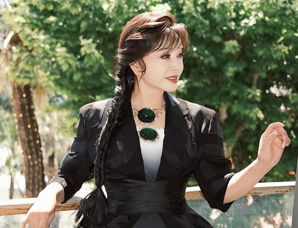 离婚34年，这次高调认爱的刘晓庆陈国军，联手给娱乐圈上了一课-第18张图片-旧杳电影网