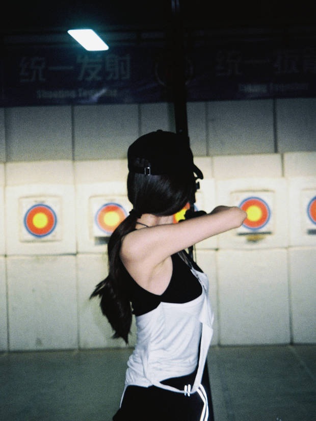 娜扎穿黑背心射箭手臂线条吸睛-第1张图片-旧杳电影网 娜扎穿黑背心射箭手臂线条吸睛-第1张图片-旧杳电影网