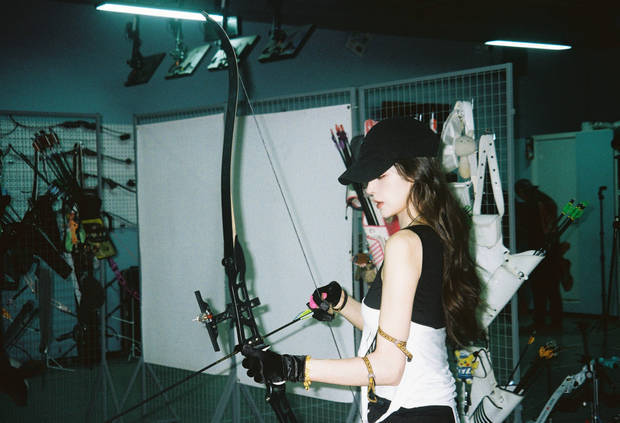 娜扎穿黑背心射箭手臂线条吸睛-第2张图片-旧杳电影网 娜扎穿黑背心射箭手臂线条吸睛-第2张图片-旧杳电影网