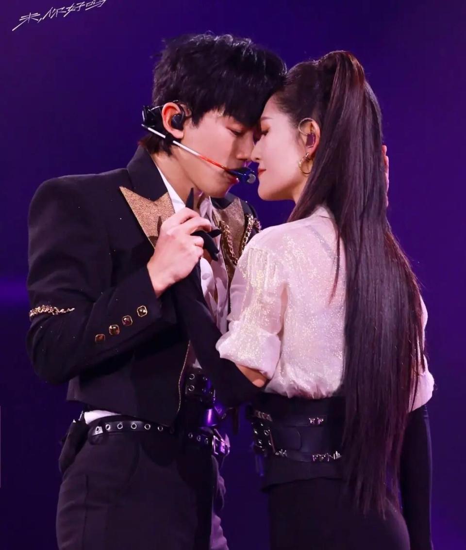 张杰谢娜跨年同台翻车，18年老粉忍痛脱粉，何炅维嘉满脸心疼-第2张图片-旧杳电影网