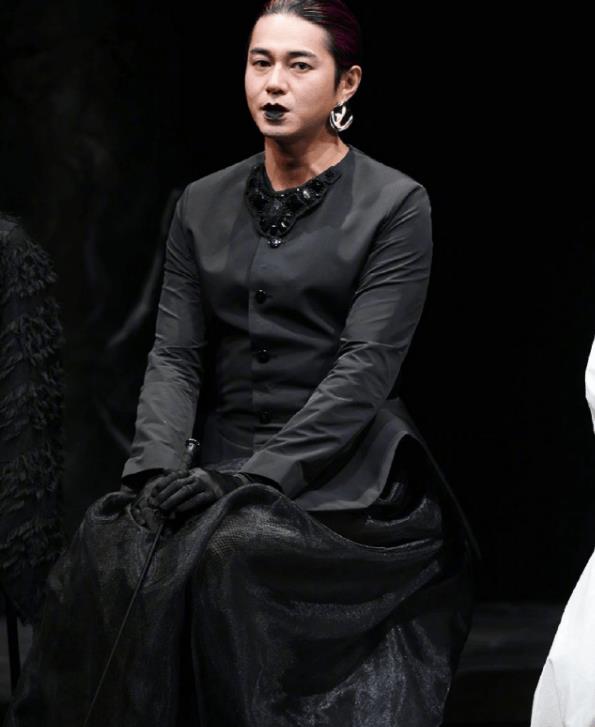 玫红挑染配黑裙装 东出昌大舞台剧造型引全网热议-第1张图片-旧杳电影网