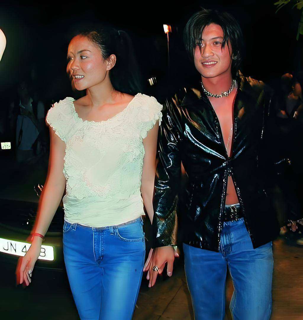 官方证实！56岁王菲与谢霆锋登记结婚，谢贤送祖传玉佩，狄波拉拒出席-第1张图片-旧杳电影网