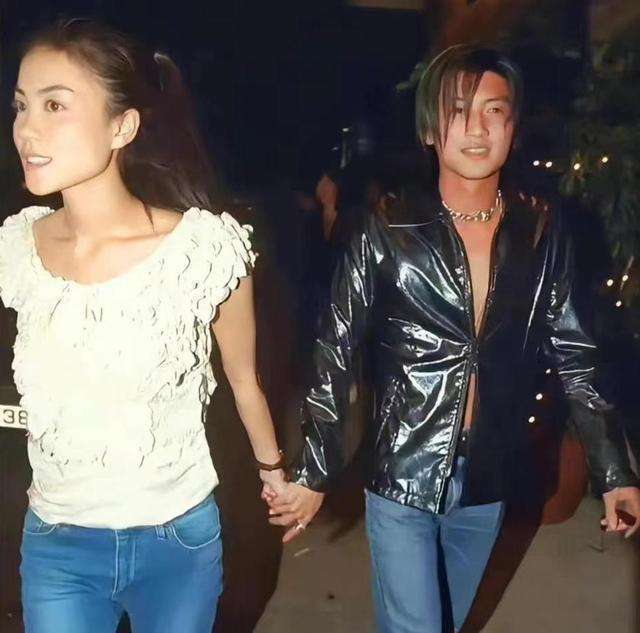 官方证实！56岁王菲与谢霆锋登记结婚，谢贤送祖传玉佩，狄波拉拒出席-第3张图片-旧杳电影网