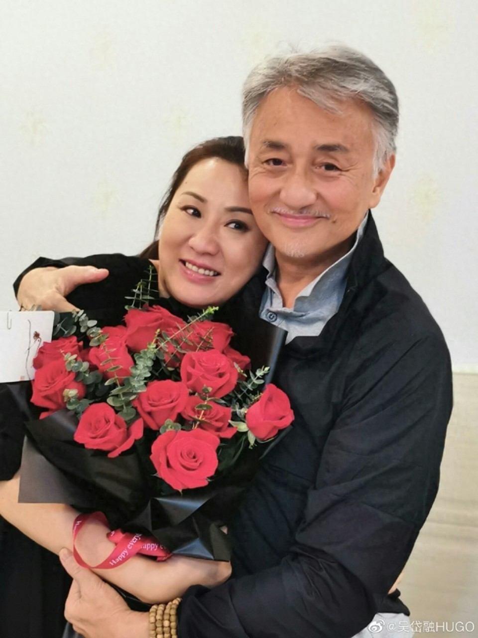 66岁吴岱融庆祝结婚30周年，给妻子送花简单过，自曝财产全给妻子-第1张图片-旧杳电影网