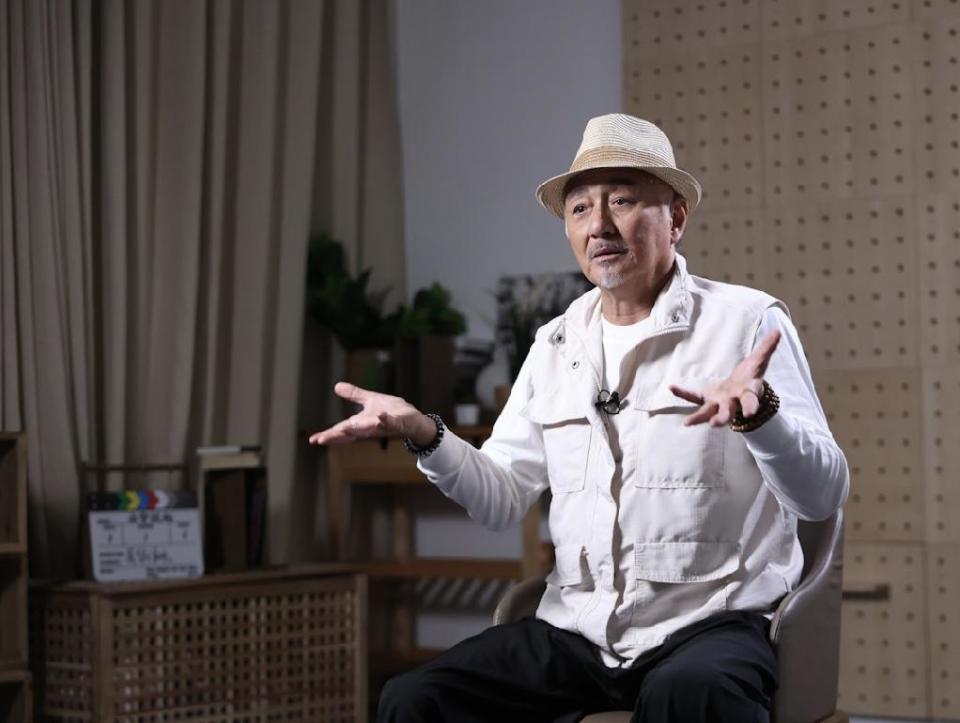 66岁吴岱融庆祝结婚30周年，给妻子送花简单过，自曝财产全给妻子-第4张图片-旧杳电影网