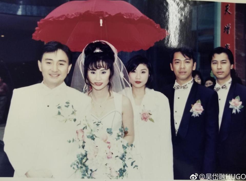 66岁吴岱融庆祝结婚30周年，给妻子送花简单过，自曝财产全给妻子-第5张图片-旧杳电影网