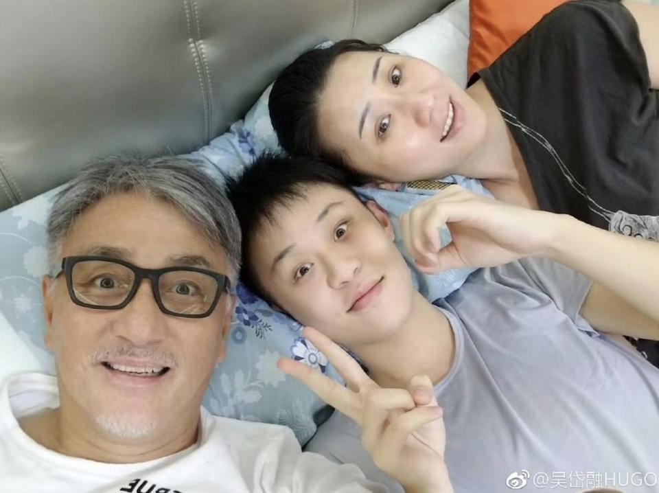 66岁吴岱融庆祝结婚30周年，给妻子送花简单过，自曝财产全给妻子-第6张图片-旧杳电影网