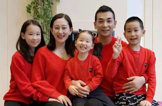 赵文卓夫妇送女儿上学,18岁赵子仪用美貌和才华,卷出高水准-第1张图片-旧杳电影网 赵文卓夫妇送女儿上学,18岁赵子仪用美貌和才华,卷出高水准-第1张图片-旧杳电影网