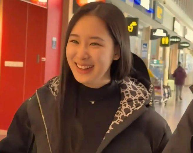 赵文卓夫妇送女儿上学,18岁赵子仪用美貌和才华,卷出高水准-第3张图片-旧杳电影网 赵文卓夫妇送女儿上学,18岁赵子仪用美貌和才华,卷出高水准-第3张图片-旧杳电影网