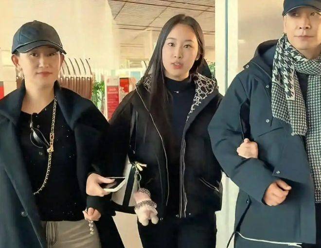 赵文卓夫妇送女儿上学,18岁赵子仪用美貌和才华,卷出高水准-第2张图片-旧杳电影网 赵文卓夫妇送女儿上学,18岁赵子仪用美貌和才华,卷出高水准-第2张图片-旧杳电影网