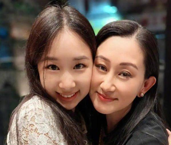 赵文卓夫妇送女儿上学,18岁赵子仪用美貌和才华,卷出高水准-第4张图片-旧杳电影网 赵文卓夫妇送女儿上学,18岁赵子仪用美貌和才华,卷出高水准-第4张图片-旧杳电影网