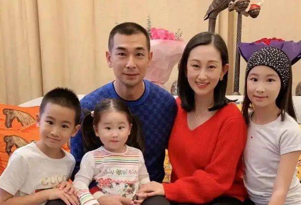 赵文卓夫妇送女儿上学,18岁赵子仪用美貌和才华,卷出高水准-第7张图片-旧杳电影网 赵文卓夫妇送女儿上学,18岁赵子仪用美貌和才华,卷出高水准-第7张图片-旧杳电影网