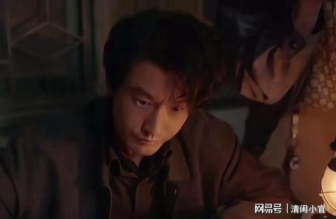 全程瞪眼，表情夸张，《小城大事》黄晓明把演技炸裂玩出新花样-第4张图片-旧杳电影网