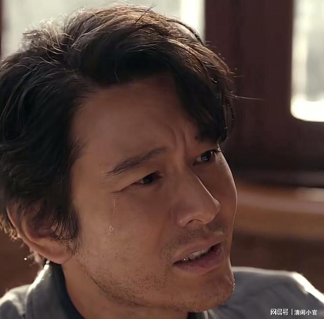 全程瞪眼，表情夸张，《小城大事》黄晓明把演技炸裂玩出新花样-第7张图片-旧杳电影网