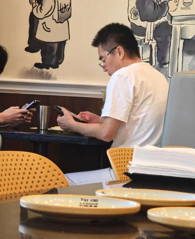 许亚军没想到，何晴去世一个月，儿子的一个举动，让他的口碑暴涨-第9张图片-旧杳电影网