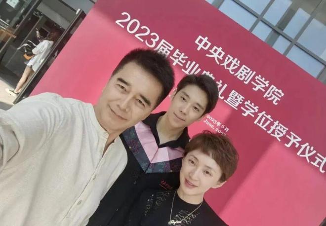 许亚军没想到，何晴去世一个月，儿子的一个举动，让他的口碑暴涨-第18张图片-旧杳电影网