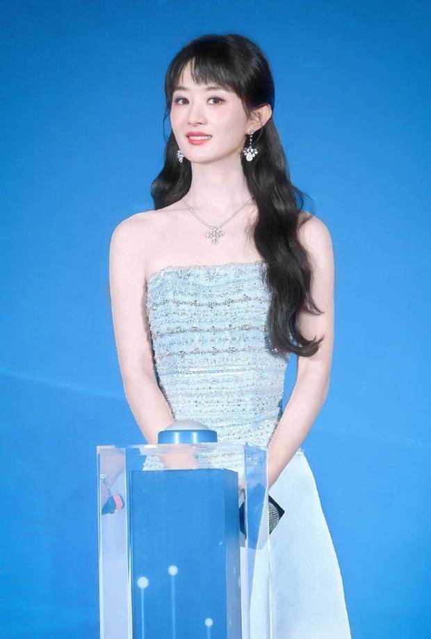 赵丽颖蓝色抹胸裙气质优雅-第1张图片-旧杳电影网