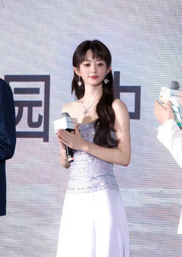 赵丽颖蓝色抹胸裙气质优雅-第3张图片-旧杳电影网