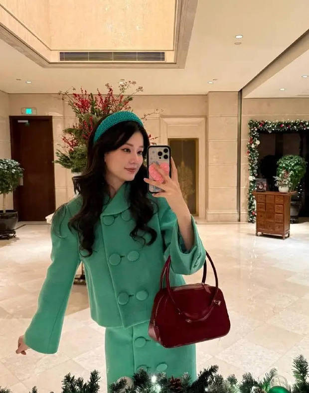 乔欣红绿撞色穿搭贵气千金范十足-第4张图片-旧杳电影网