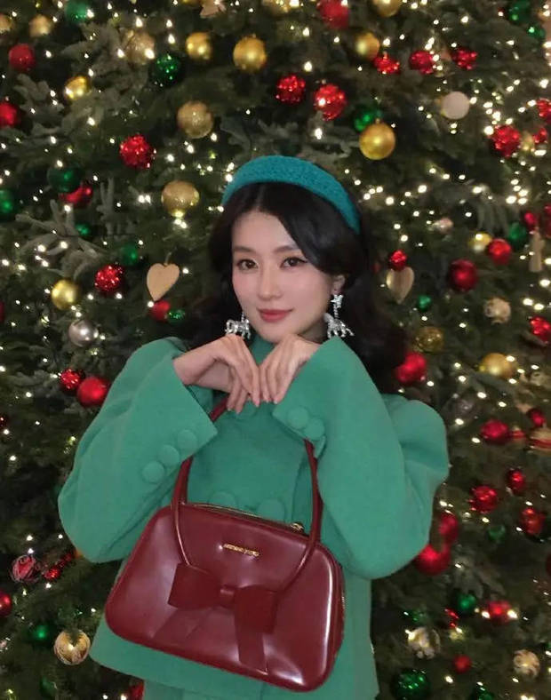 乔欣红绿撞色穿搭贵气千金范十足-第5张图片-旧杳电影网
