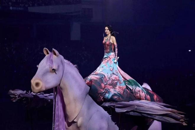 她花了9亿开了场“阴间”演唱会，被举报了，还赔了3亿？-第4张图片-旧杳电影网