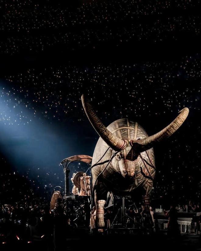 她花了9亿开了场“阴间”演唱会，被举报了，还赔了3亿？-第3张图片-旧杳电影网