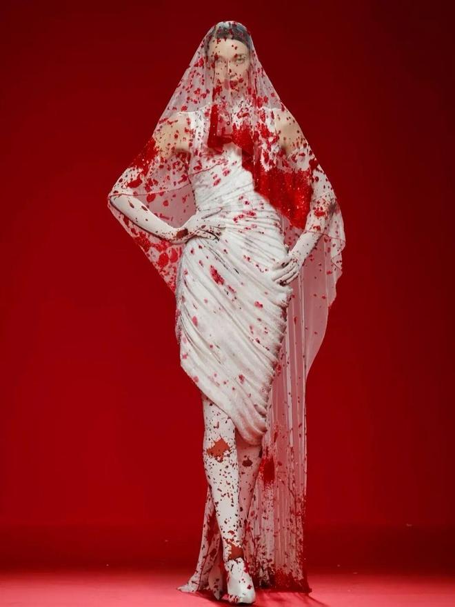 她花了9亿开了场“阴间”演唱会，被举报了，还赔了3亿？-第14张图片-旧杳电影网