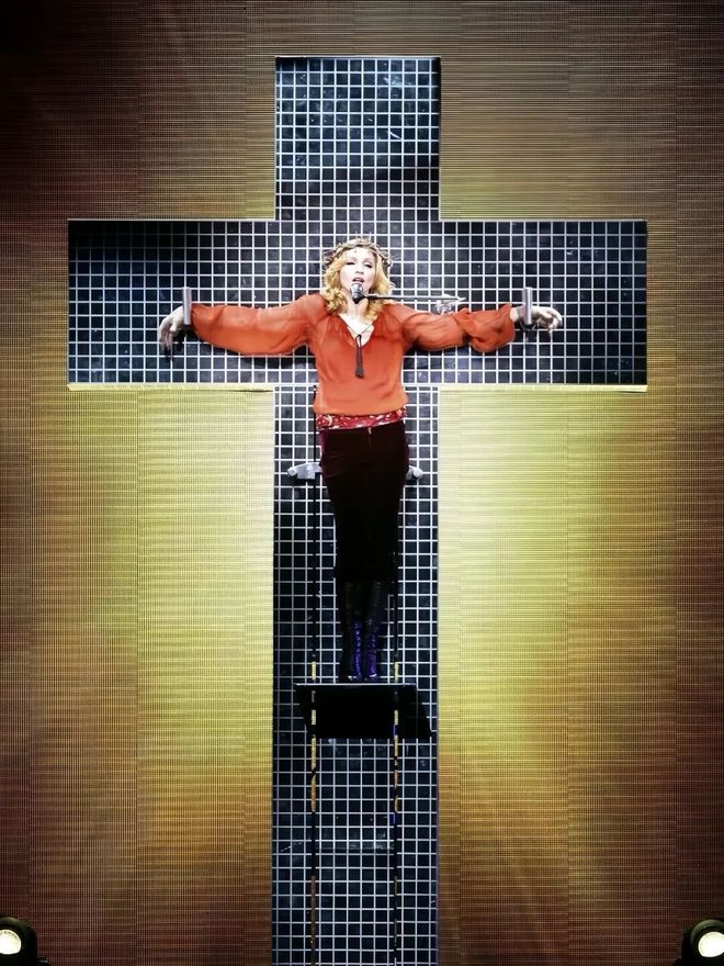 她花了9亿开了场“阴间”演唱会，被举报了，还赔了3亿？-第15张图片-旧杳电影网