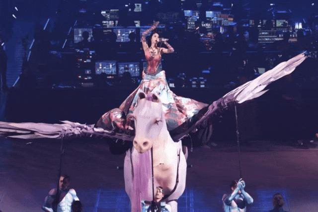 她花了9亿开了场“阴间”演唱会，被举报了，还赔了3亿？-第22张图片-旧杳电影网