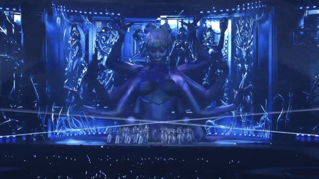 她花了9亿开了场“阴间”演唱会，被举报了，还赔了3亿？-第23张图片-旧杳电影网